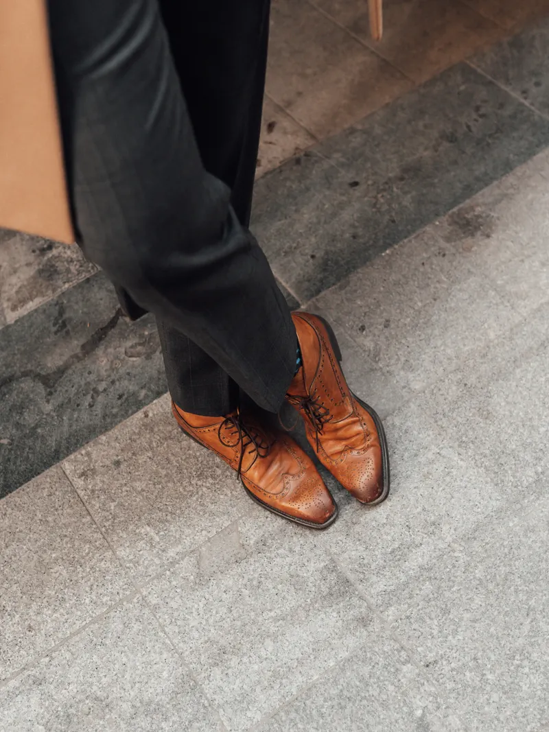 Taba brogue ayakkabı ve antrasit pantolon detayı